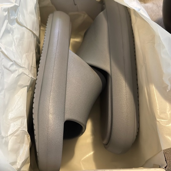 J/SLIDES SQUISH Grey EVA Platform Slides Size 9.5 or 10 - Picture 3 of 4